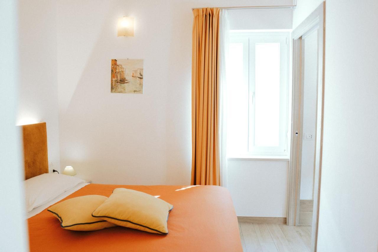 โรเมโอ จูเลียตตา รูม อพาร์ตเมนต์ เตอร์กิชบาธ เวโรนา Bed & Breakfast ภายนอก รูปภาพ